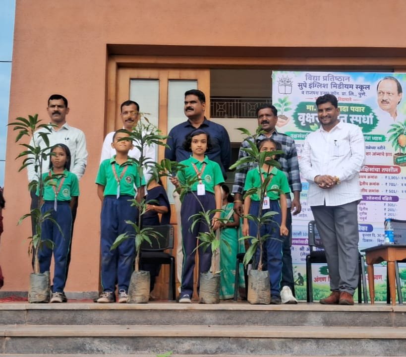 🌱 घर तिथे अंगण, अंगण तिथे अजितदादांची आठवण — विद्यार्थ्यांच्या हाती केशर आंब्याची झाडे